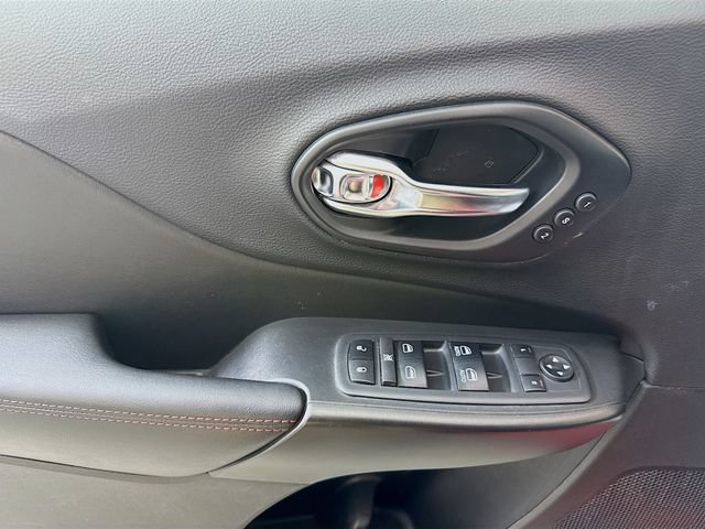 Used 2019 Jeep Cherokee Trailhawk AWD/4WD image 18