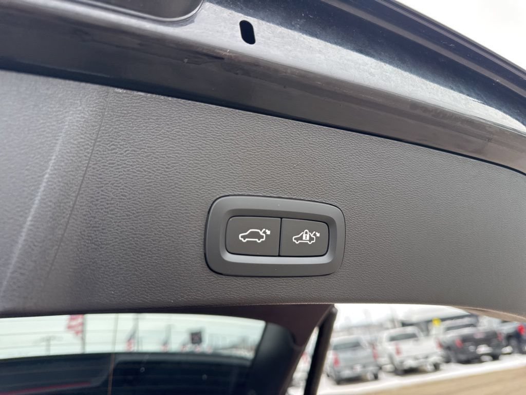 Used 2024 Volvo XC40 B5 Core AWD/4WD image 43