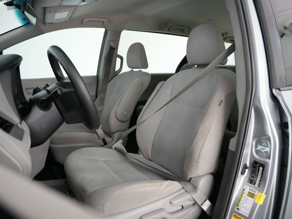 Used 2015 Toyota Sienna L image 43