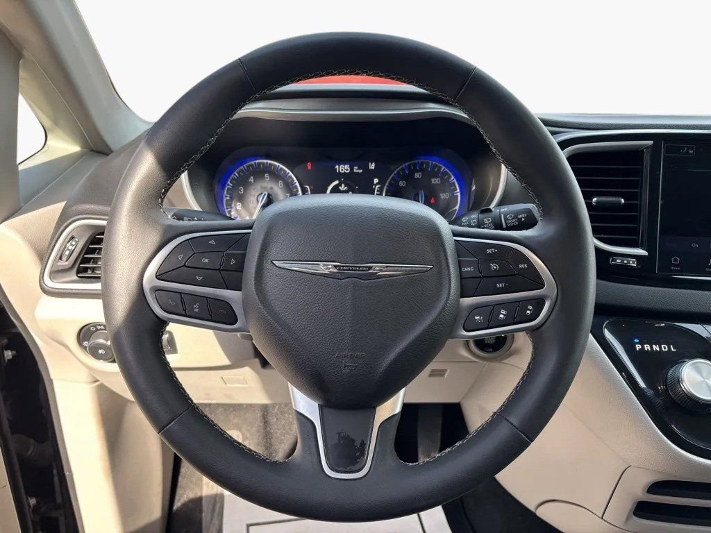 Used 2024 Chrysler Pacifica Touring-L image 12