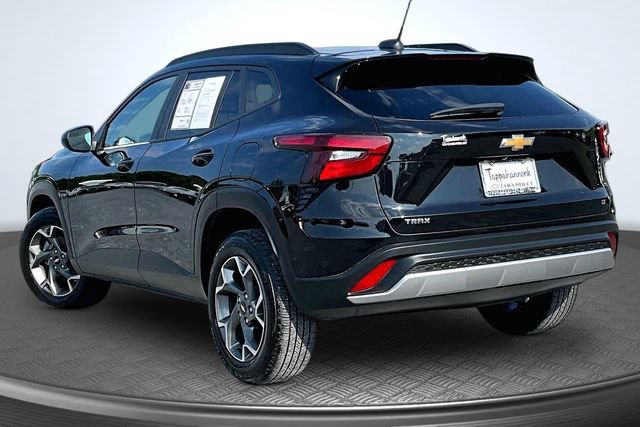 Used 2025 Chevrolet Trax LT FWD image 4