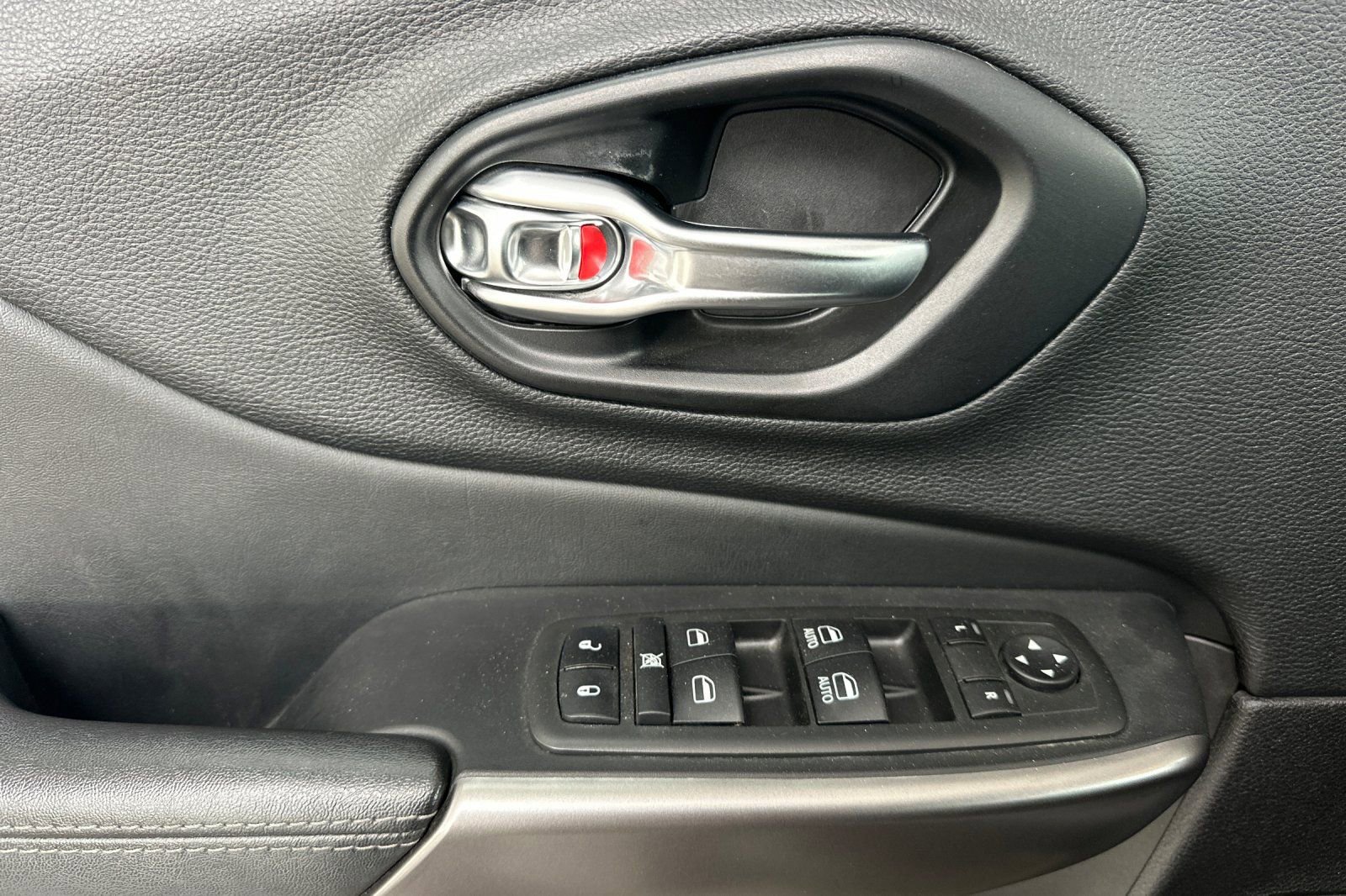 Used 2021 Jeep Cherokee Latitude Lux AWD/4WD image 11