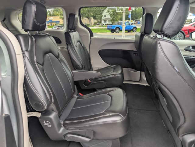 Used 2024 Chrysler Pacifica Touring-L FWD image 17