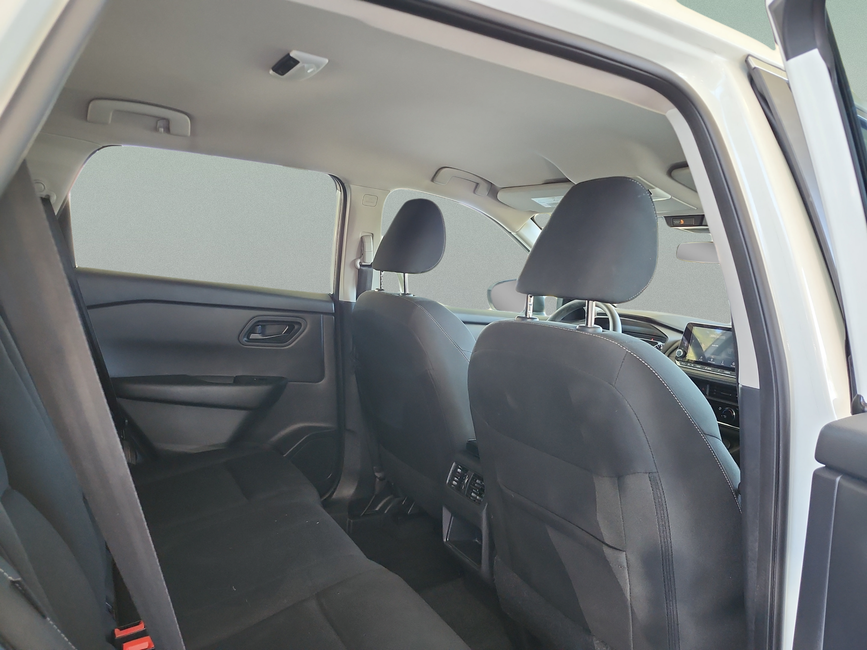 Used 2024 Nissan Rogue S FWD image 19