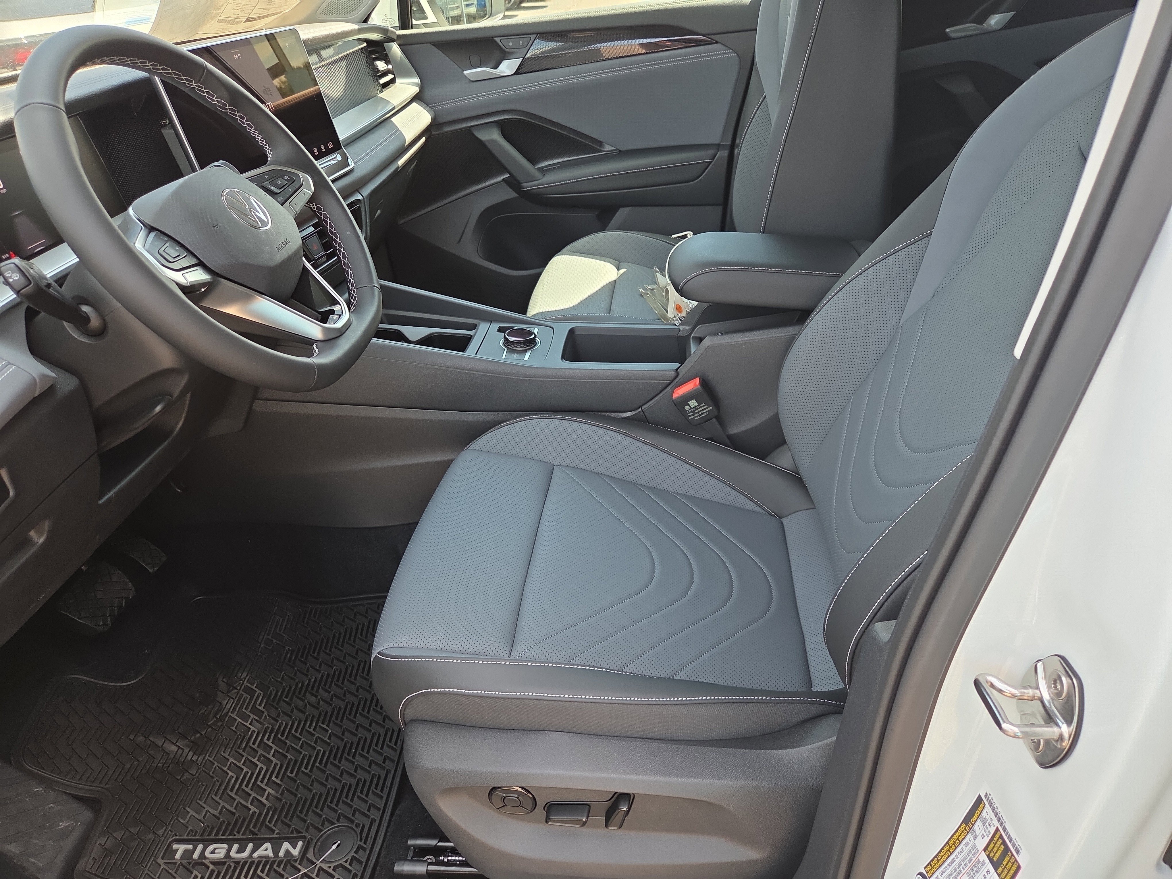 New 2025 Volkswagen Tiguan SE image 4