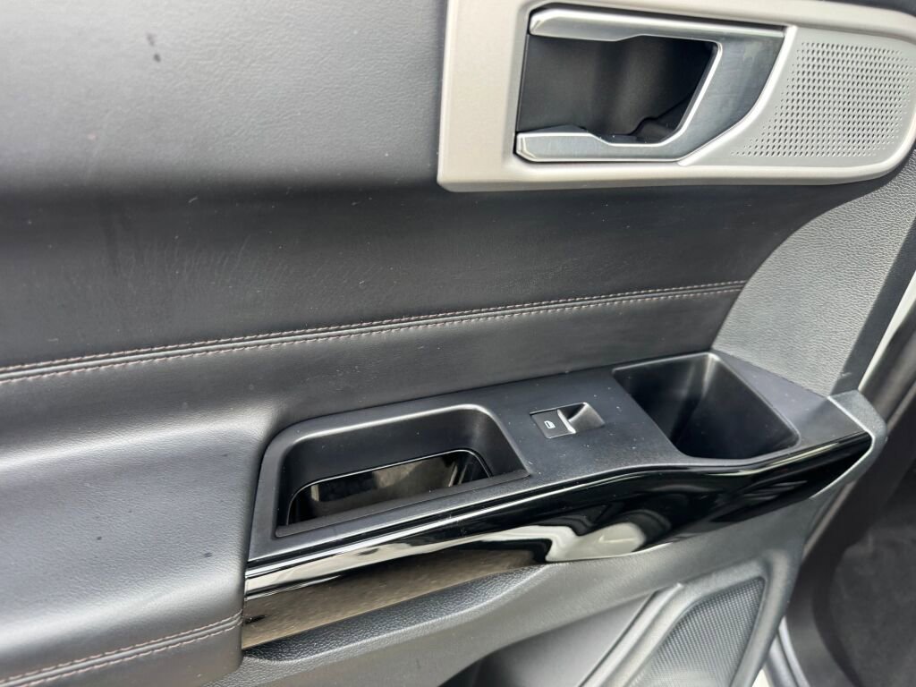 Used 2022 Ford Explorer Platinum w/ Technology Package image 16