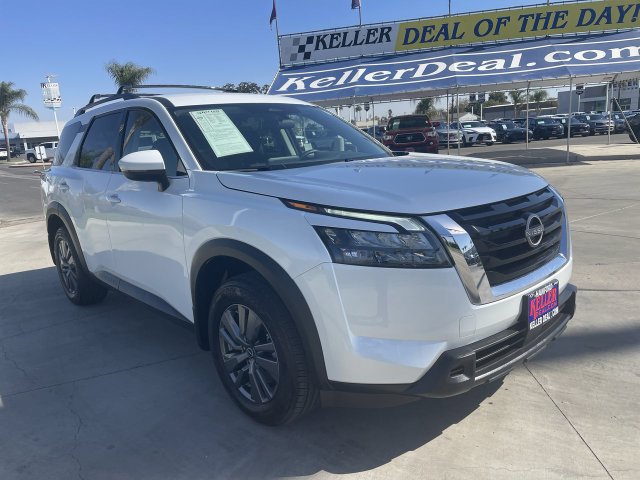 Used 2025 Nissan Pathfinder SV FWD image 2