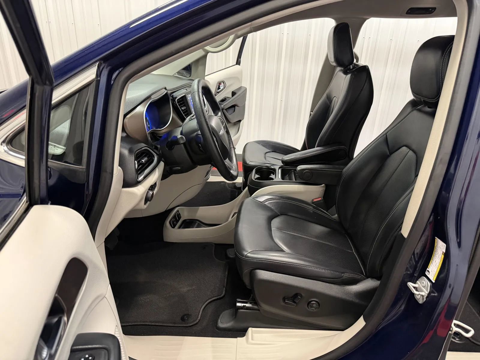 Used 2020 Chrysler Voyager Lxi FWD image 35