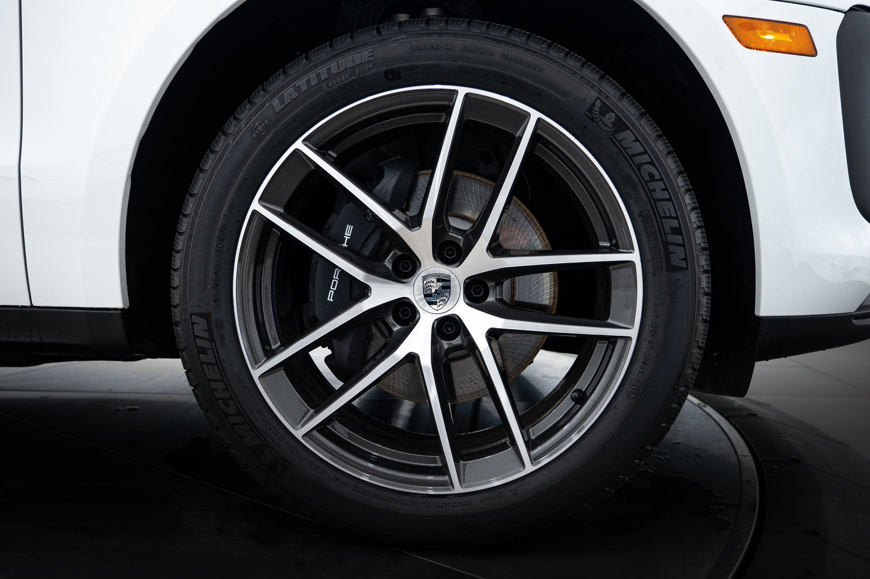 Certified 2025 Porsche Macan image 12