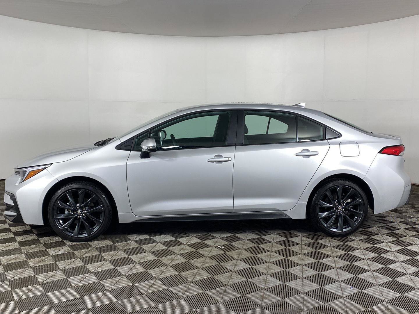 Used 2026 Toyota Corolla SE w/ SE Package FWD image 3