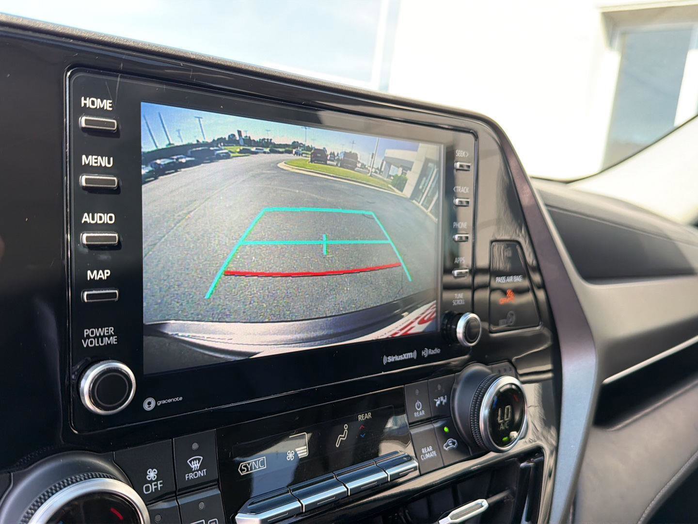 Used 2022 Toyota Highlander XLE FWD image 26