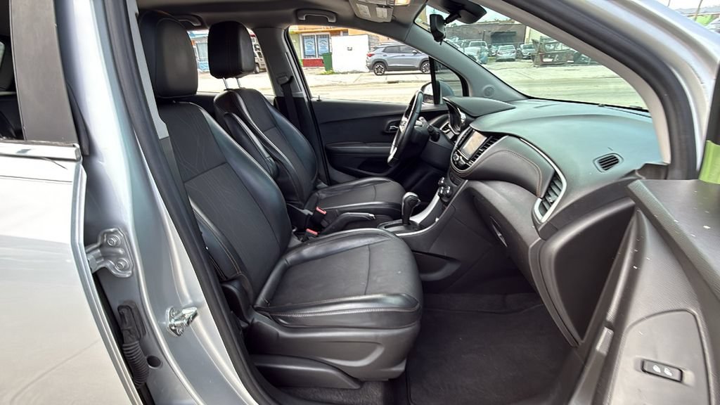 Used 2017 Chevrolet Trax LT w/ LT Convenience Package FWD image 39