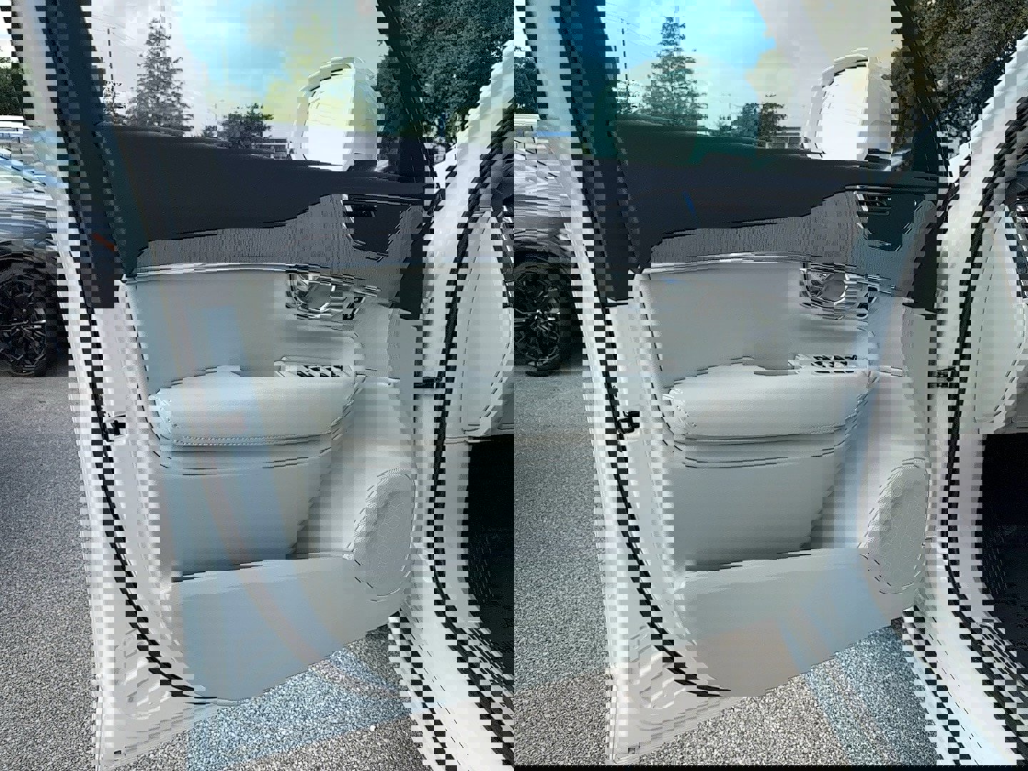 New 2025 Volvo XC90 T8 Core w/ Protection Package Premier image 12