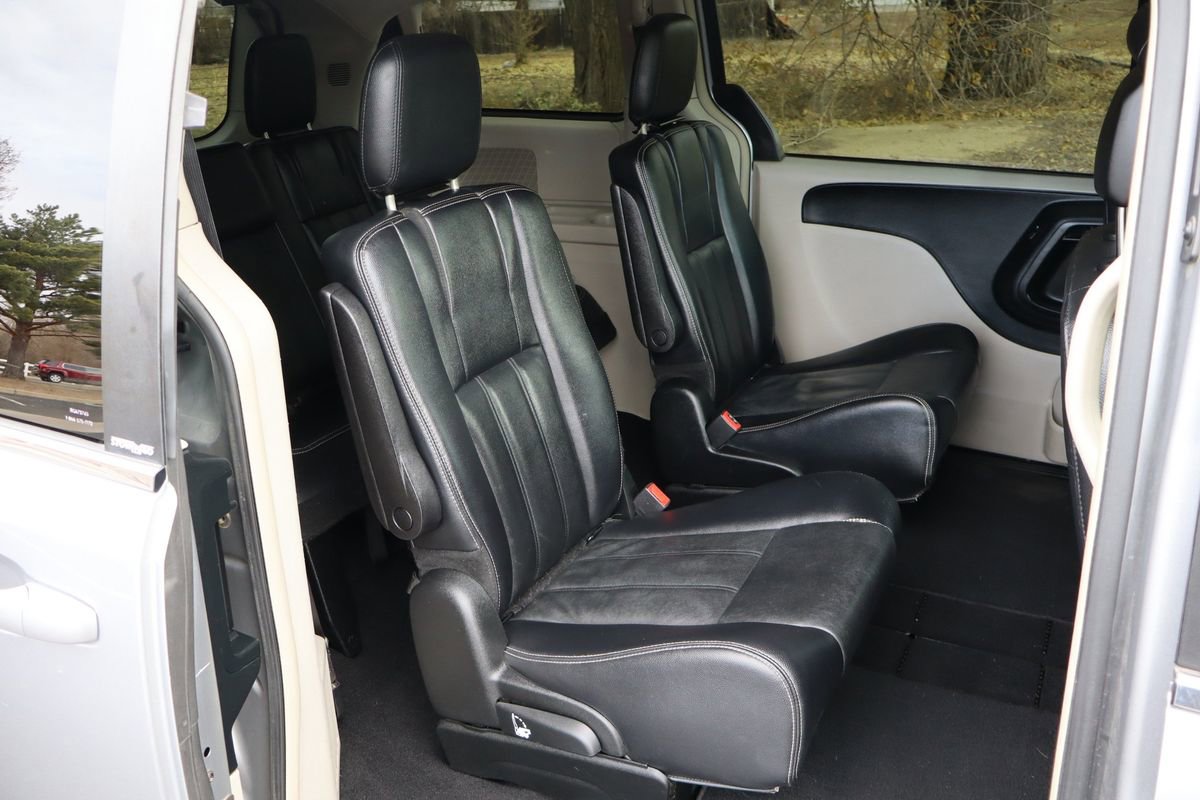 Used 2013 Chrysler Town & Country Touring image 22