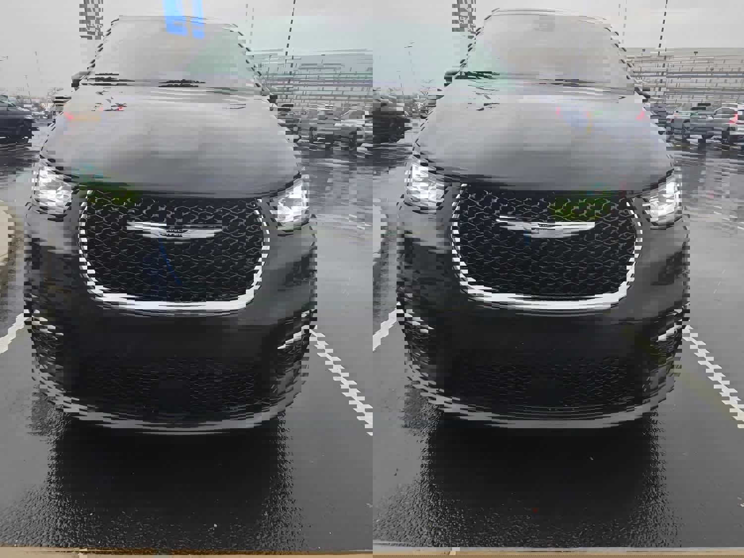 Used 2024 Chrysler Pacifica Touring-L image 2