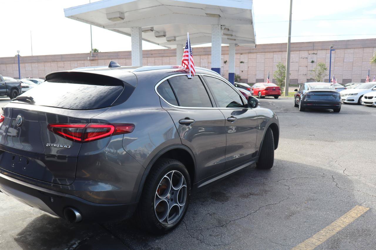 Used 2018 Alfa Romeo Stelvio AWD image 3