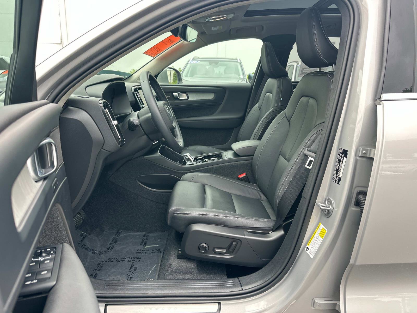 Certified 2024 Volvo XC40 B5 Ultimate w/ Climate Package image 17