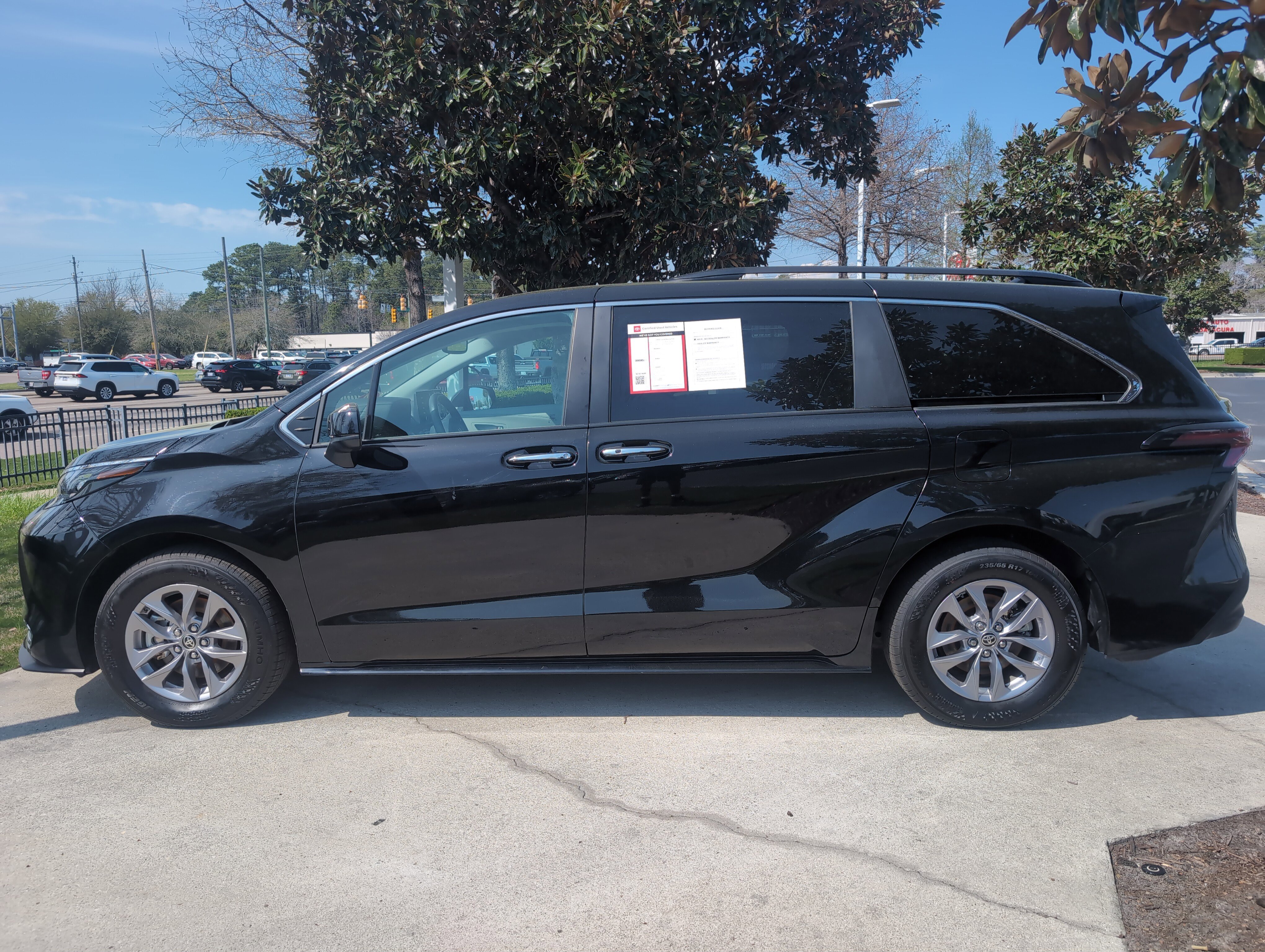 Certified 2024 Toyota Sienna XLE FWD image 7