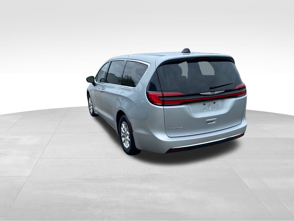 Used 2023 Chrysler Pacifica Touring-L FWD image 4