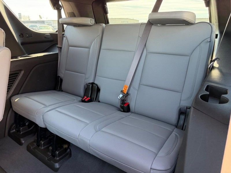 Used 2023 GMC Yukon SLT w/ SLT Premium Package image 8