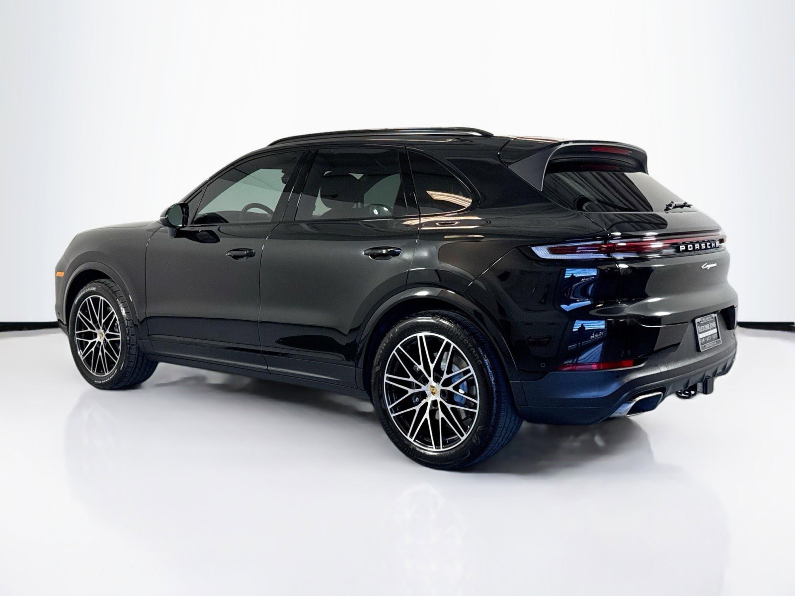 Used 2024 Porsche Cayenne AWD/4WD image 3