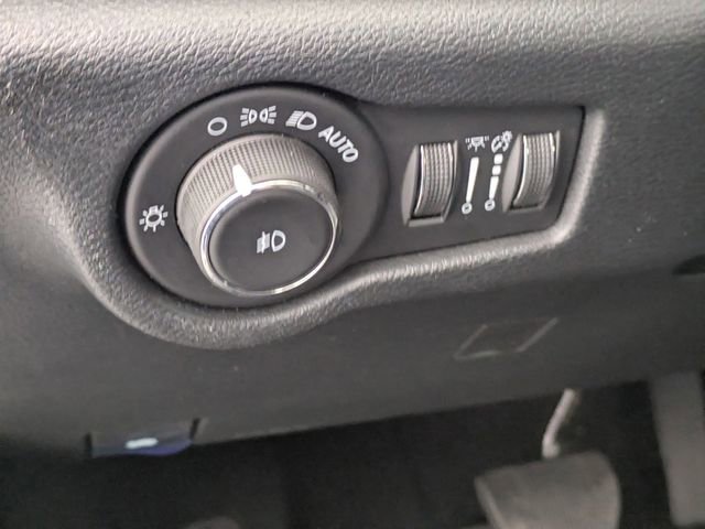 Used 2025 Chrysler Pacifica Select image 13