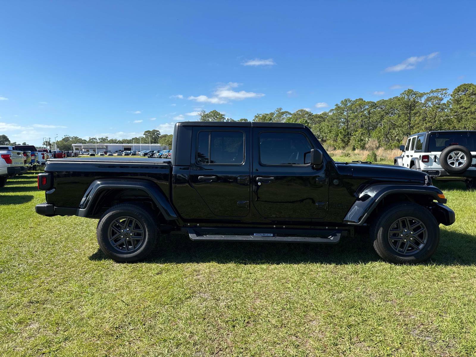 Certified 2024 Jeep Gladiator Sport AWD/4WD image 2
