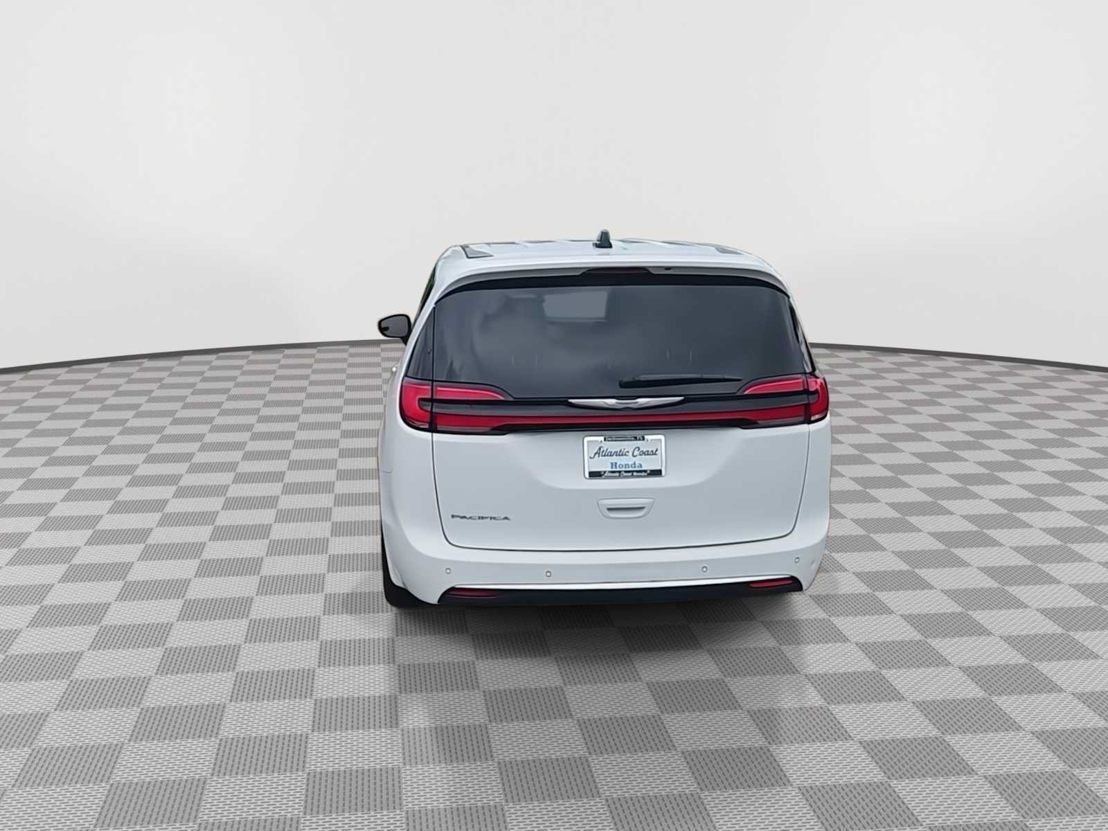Used 2023 Chrysler Pacifica Touring-L FWD image 7