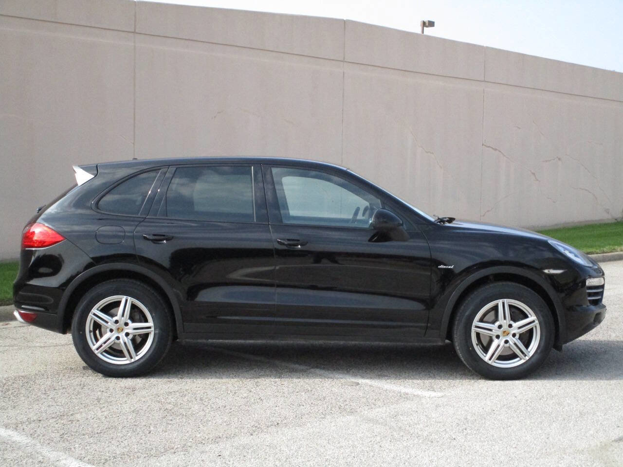 Used 2014 Porsche Cayenne Diesel Platinum Edition image 3