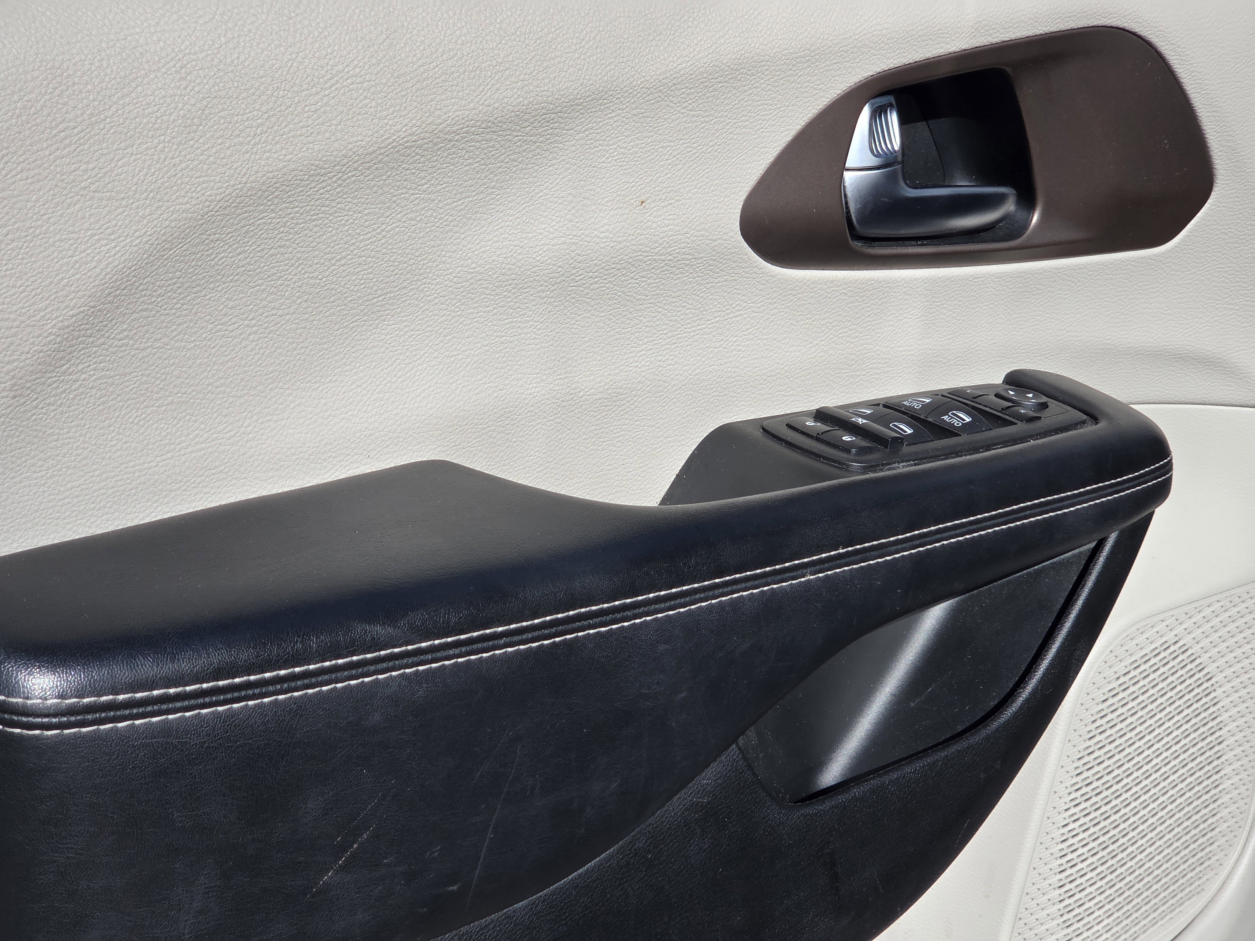 Used 2022 Chrysler Voyager LX image 17