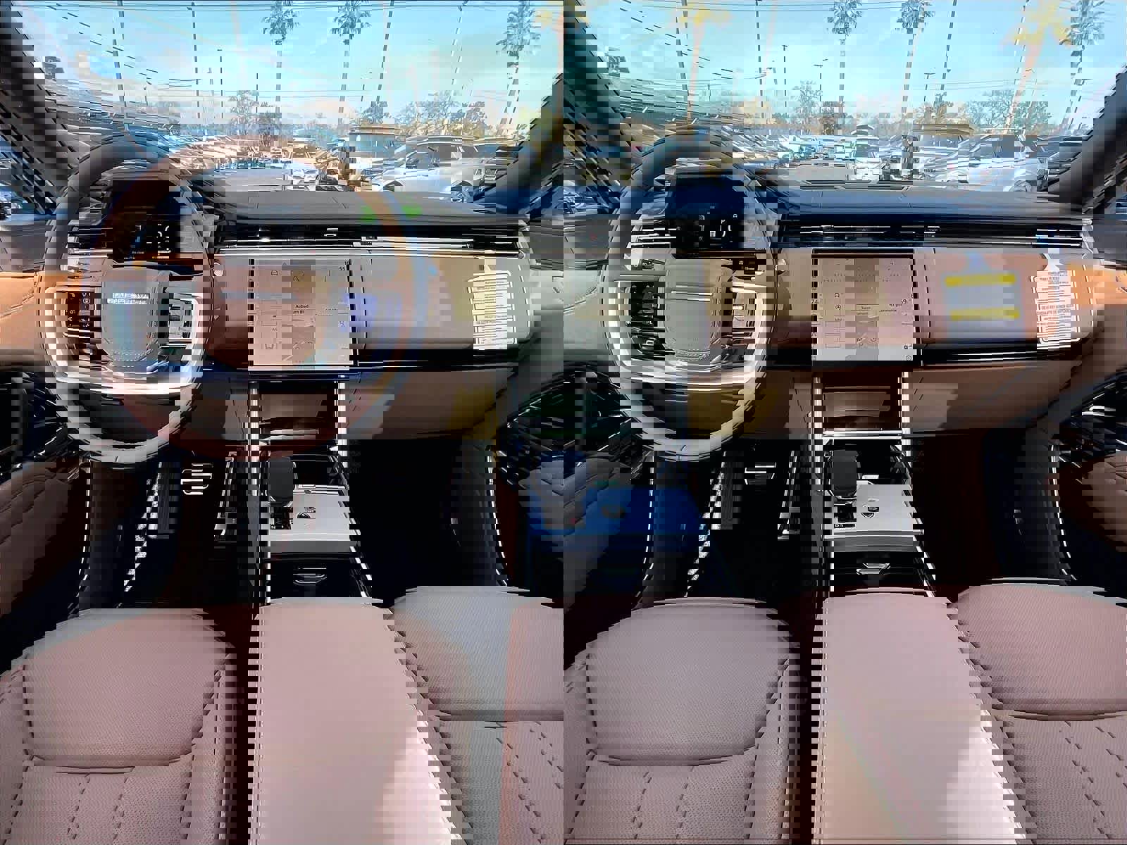 New 2025 Land Rover Range Rover Long Wheelbase SE image 7