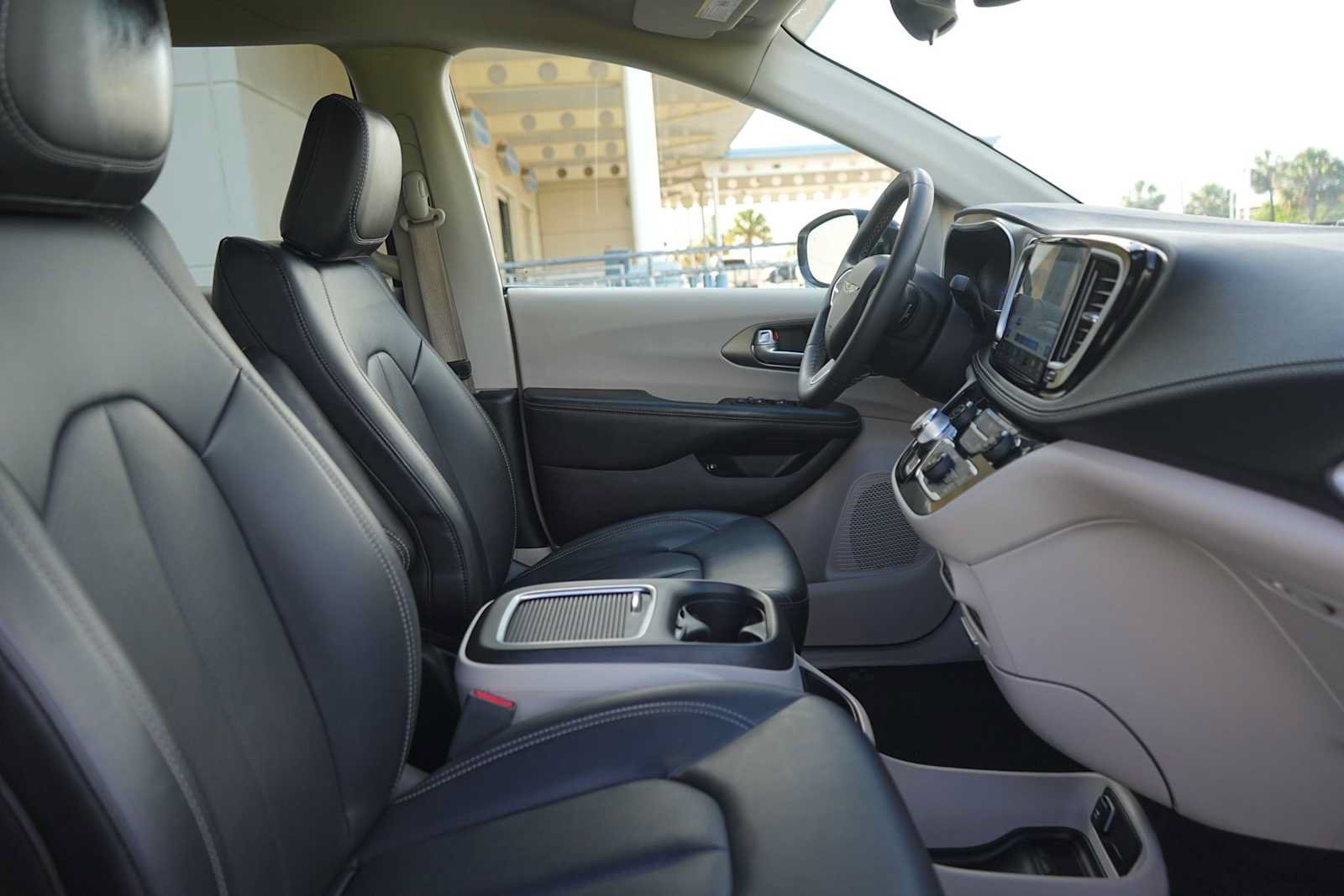 Used 2024 Chrysler Pacifica Limited FWD image 15