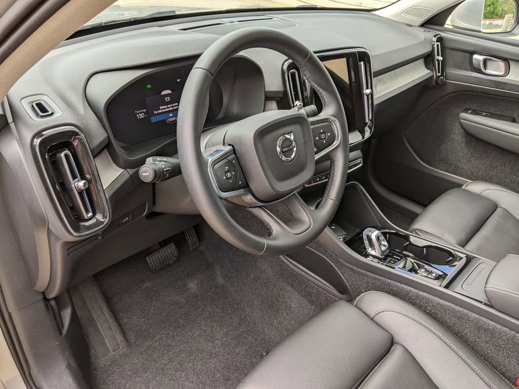 Certified 2025 Volvo XC40 B5 Plus image 8