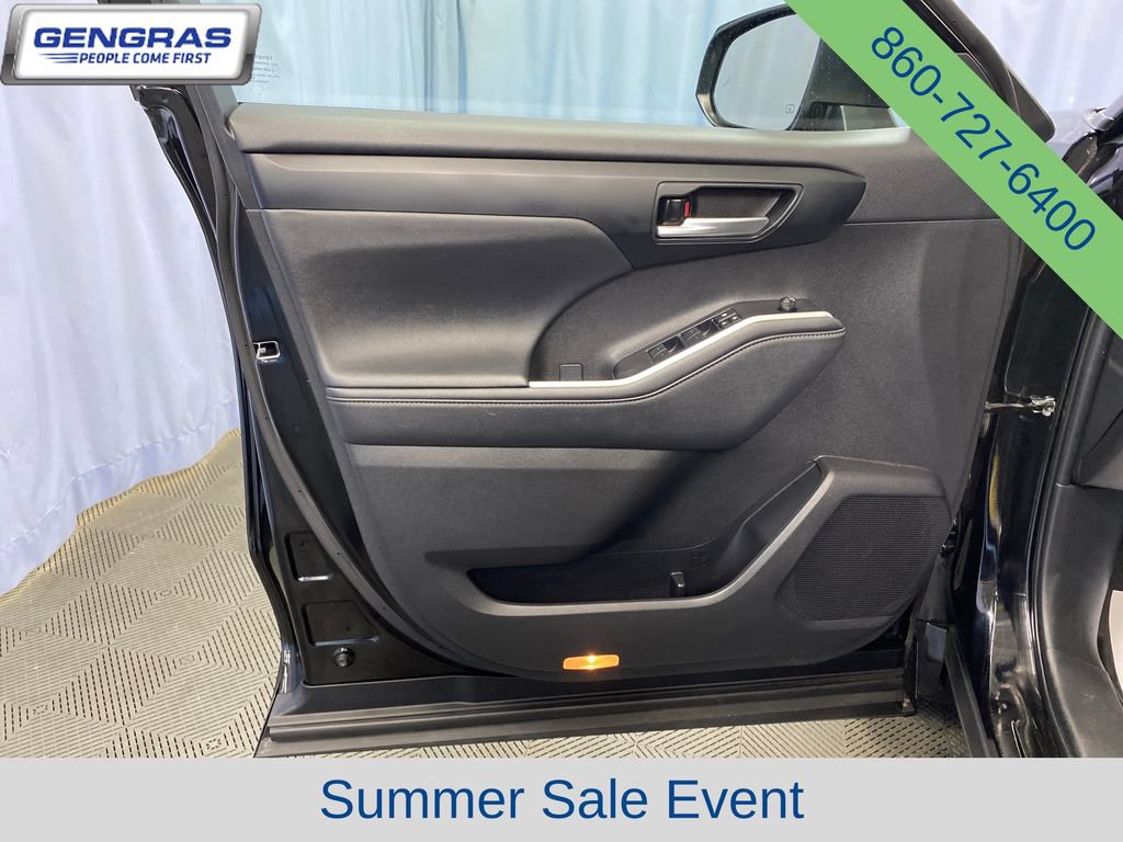 Used 2023 Toyota Highlander XLE AWD/4WD image 13