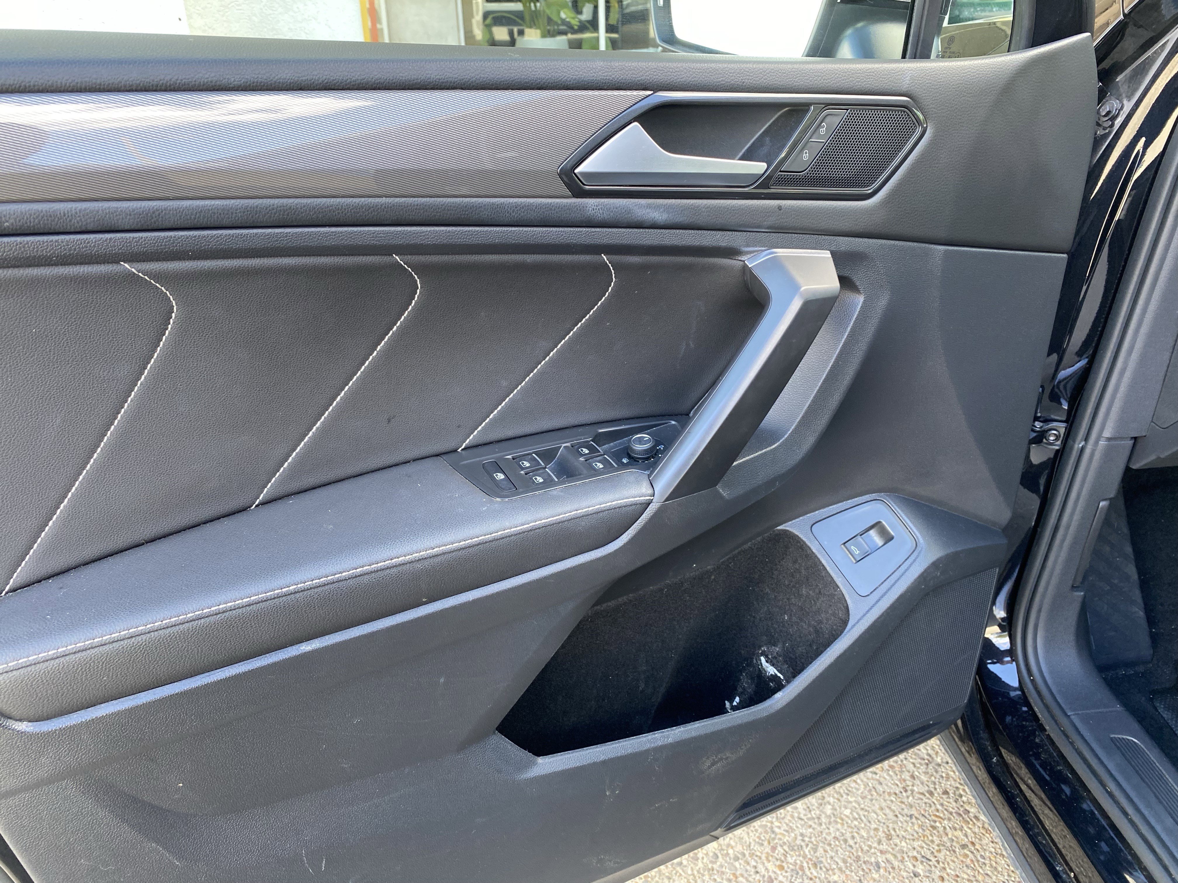Used 2022 Volkswagen Tiguan SE w/ Panoramic Sunroof Package FWD image 12