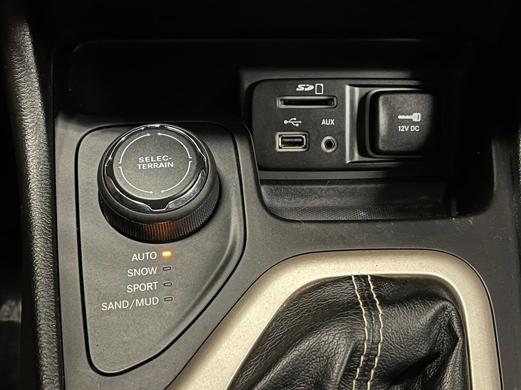 Used 2015 Jeep Cherokee Latitude w/ Comfort/Convenience Group AWD/4WD image 12