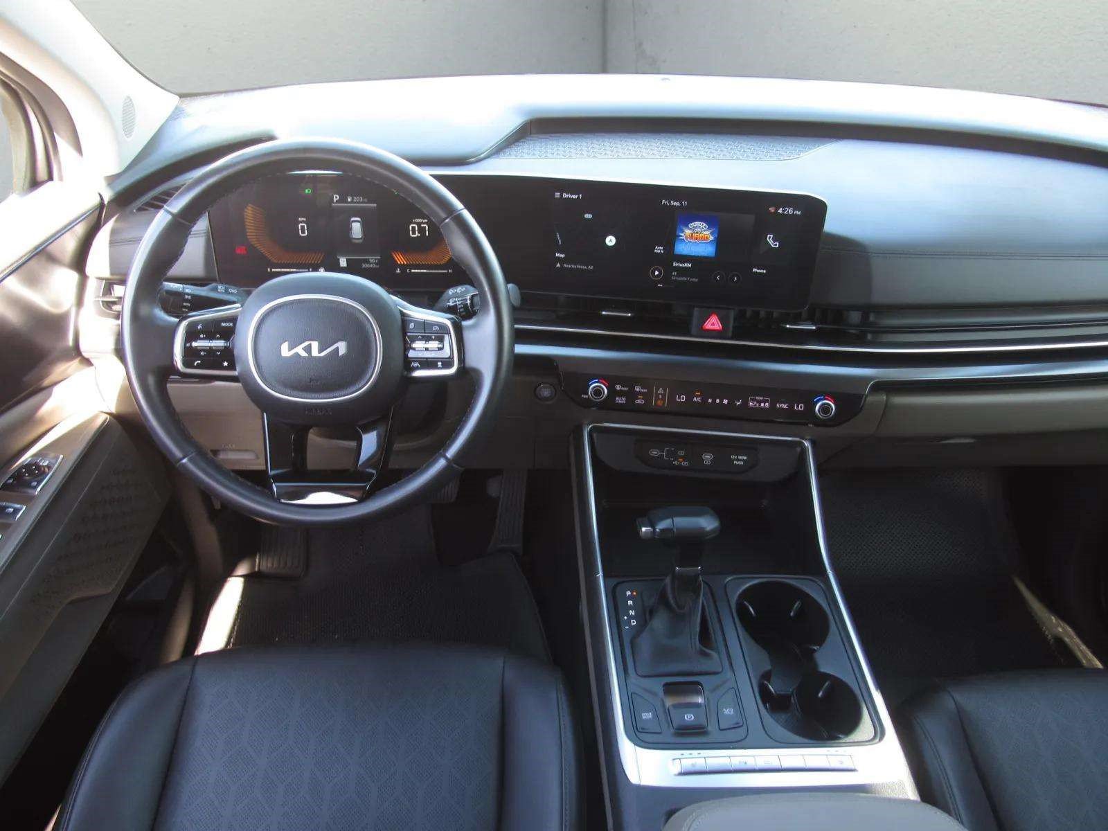 Used 2025 Kia Carnival FWD image 17
