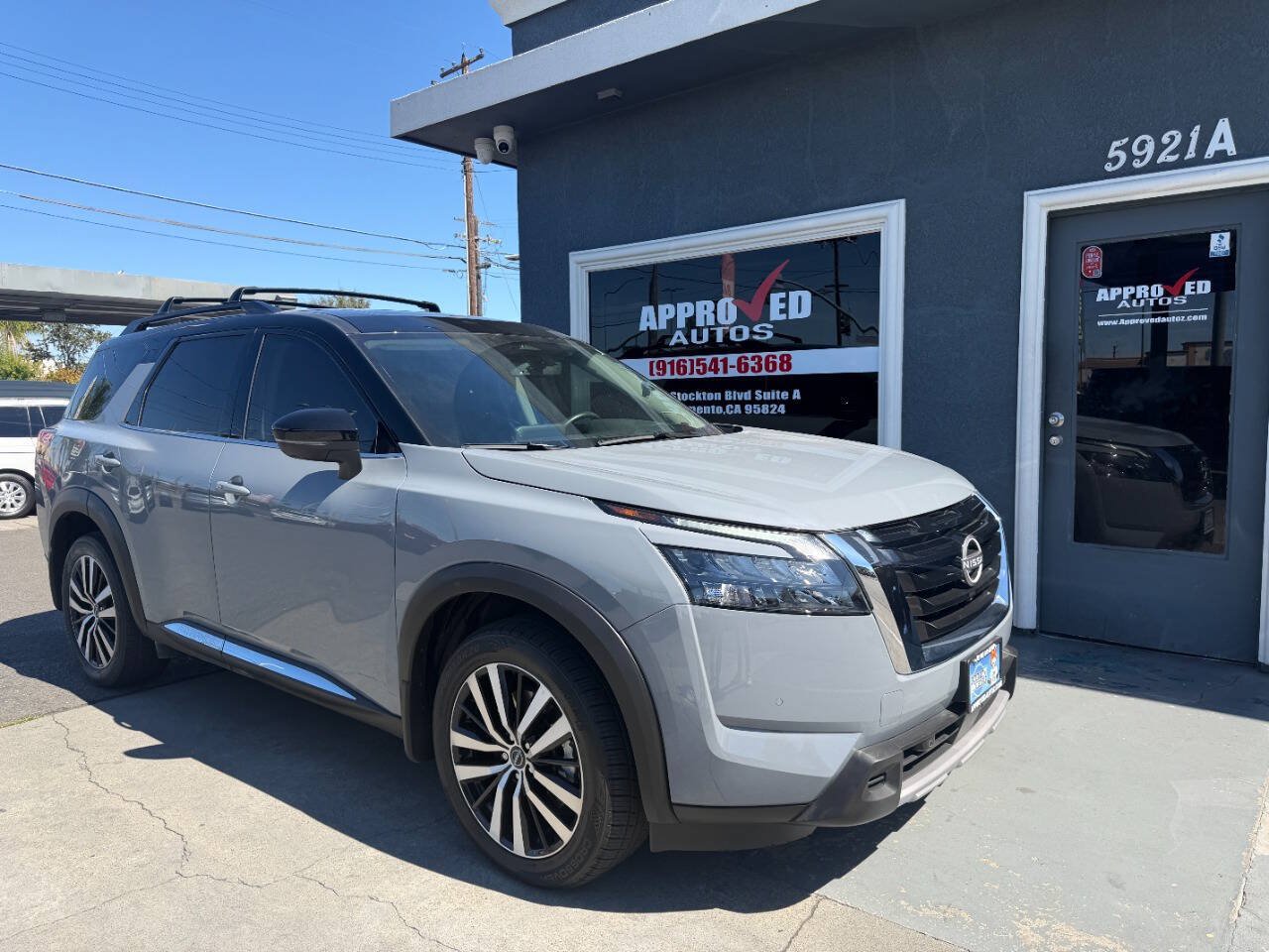 Used 2025 Nissan Pathfinder Platinum w/ Cargo Package