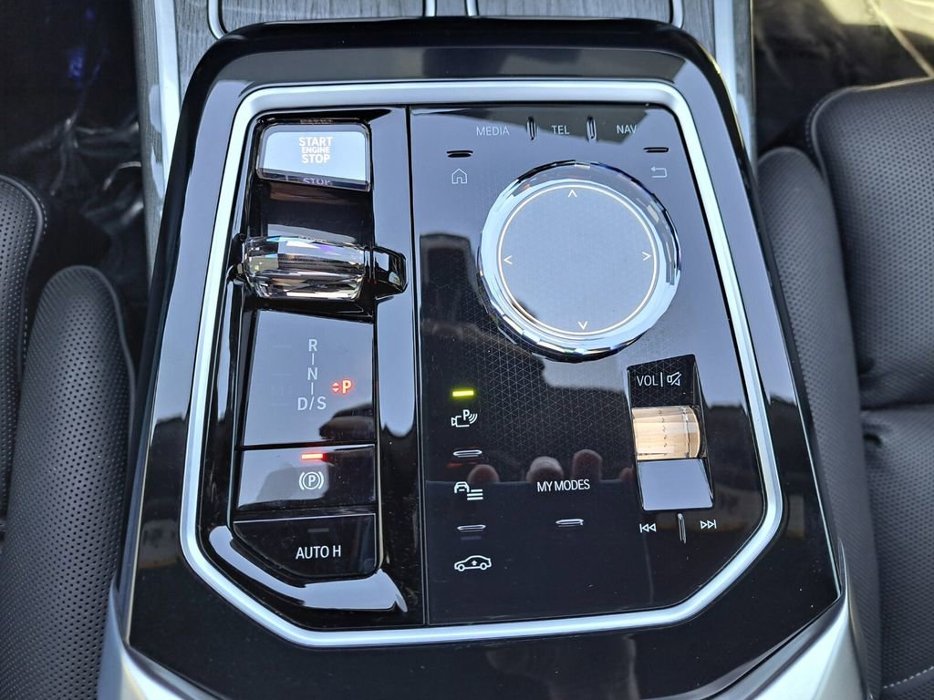 Used 2024 BMW 750e xDrive image 29