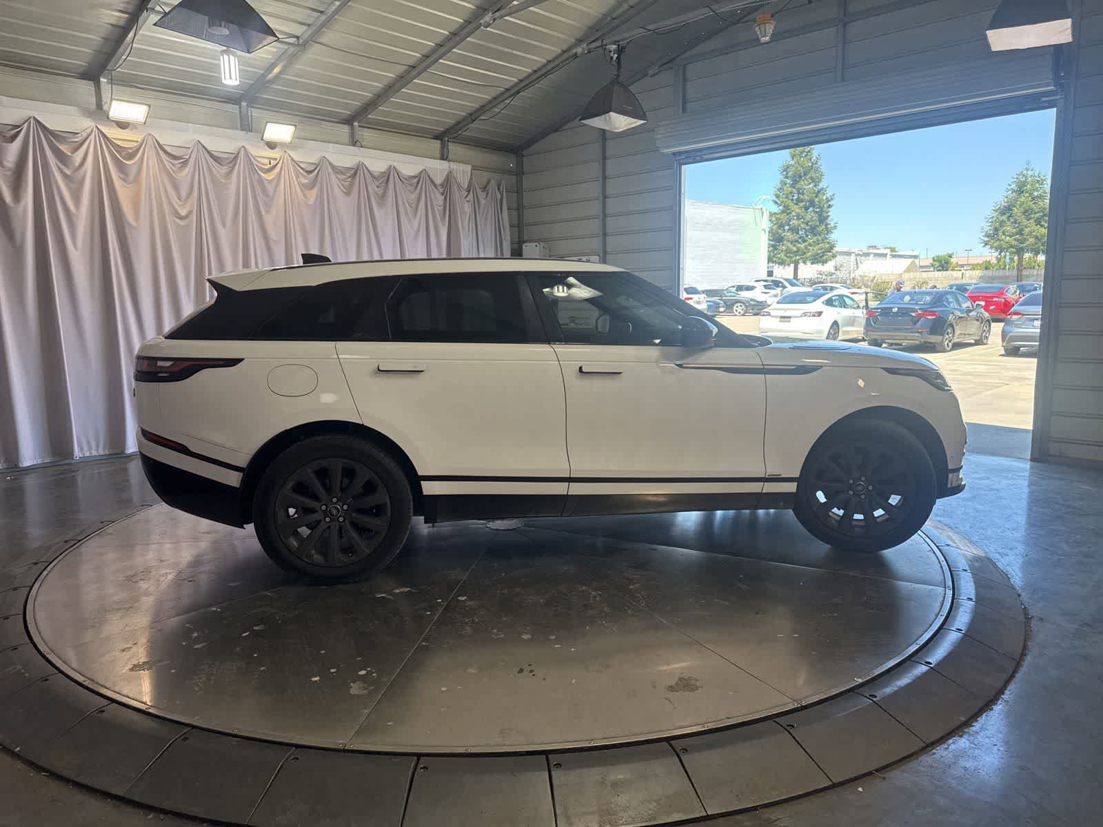 Used 2018 Land Rover Range Rover Velar R-Dynamic SE AWD/4WD image 4
