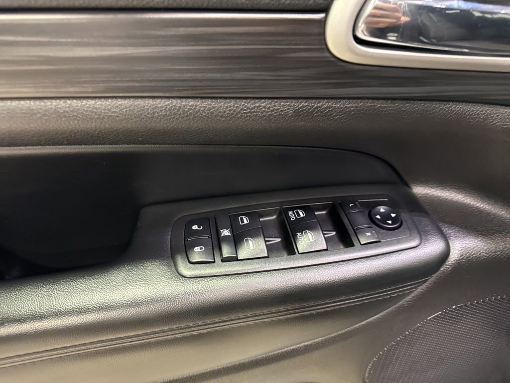 Used 2019 Jeep Grand Cherokee Laredo AWD/4WD image 21