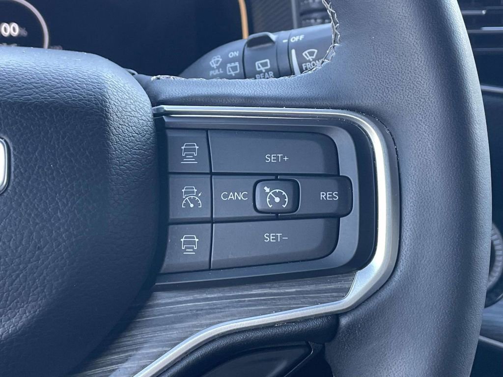 Certified 2024 Jeep Wagoneer Series II w/ Flexible Seating Group image 32