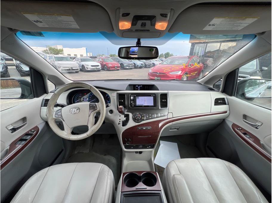 Used 2013 Toyota Sienna XLE w/ Entertainment Pkg FWD image 5