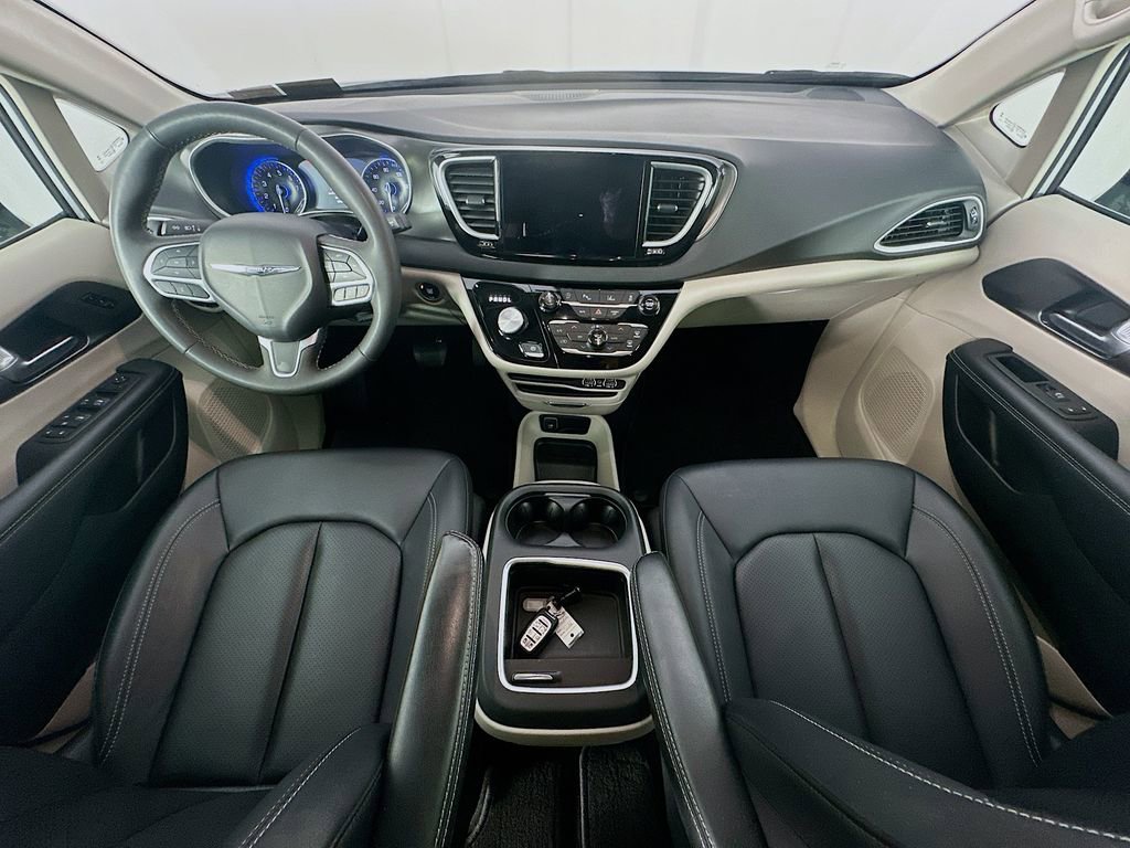 Used 2024 Chrysler Pacifica Touring-L FWD image 10