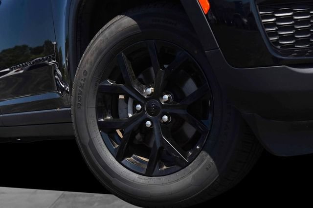 Used 2024 Jeep Grand Cherokee Altitude AWD/4WD image 3