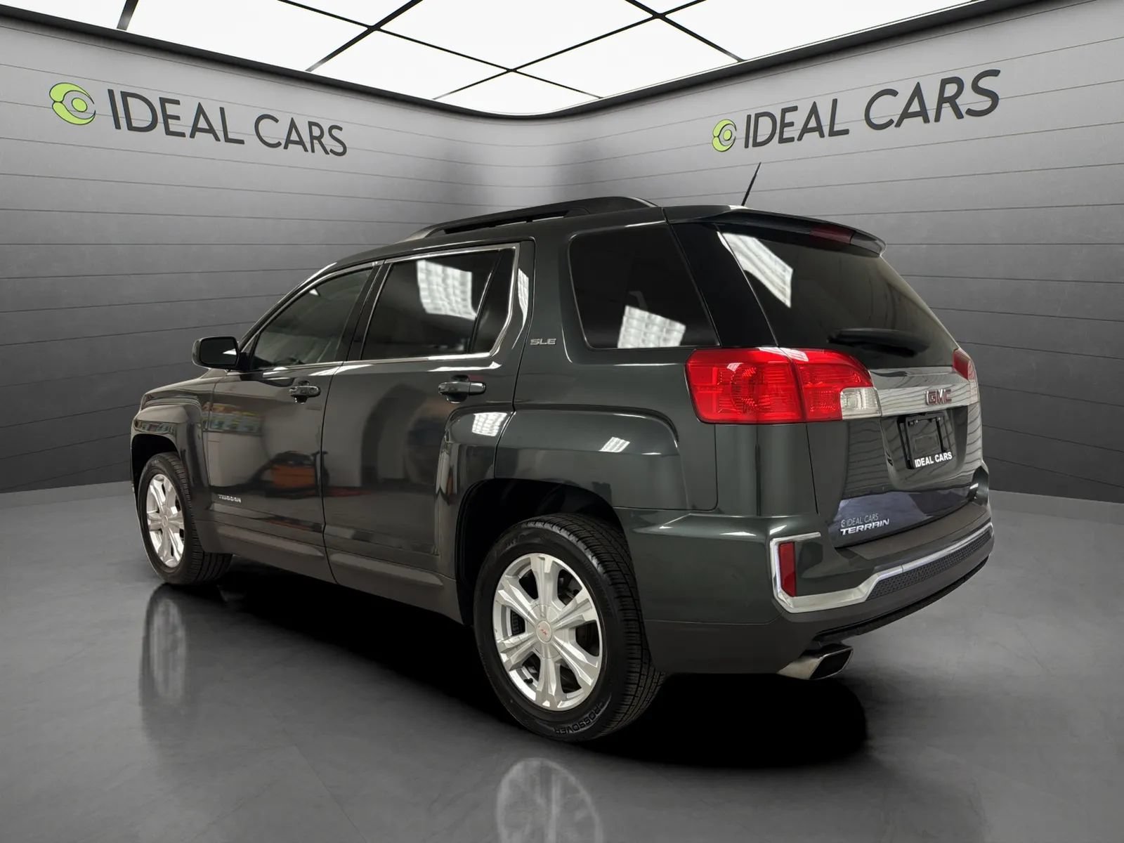 Used 2017 GMC Terrain SLE w/ Convenience Package FWD image 3