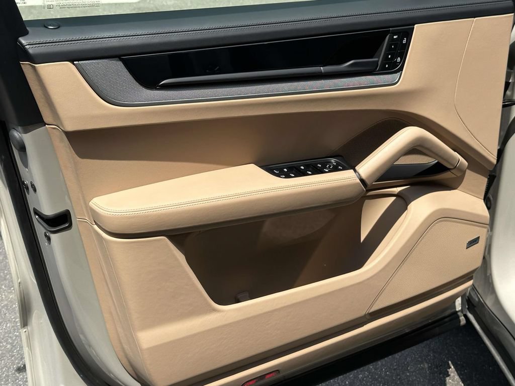 Certified 2025 Porsche Cayenne E-Hybrid AWD/4WD image 17