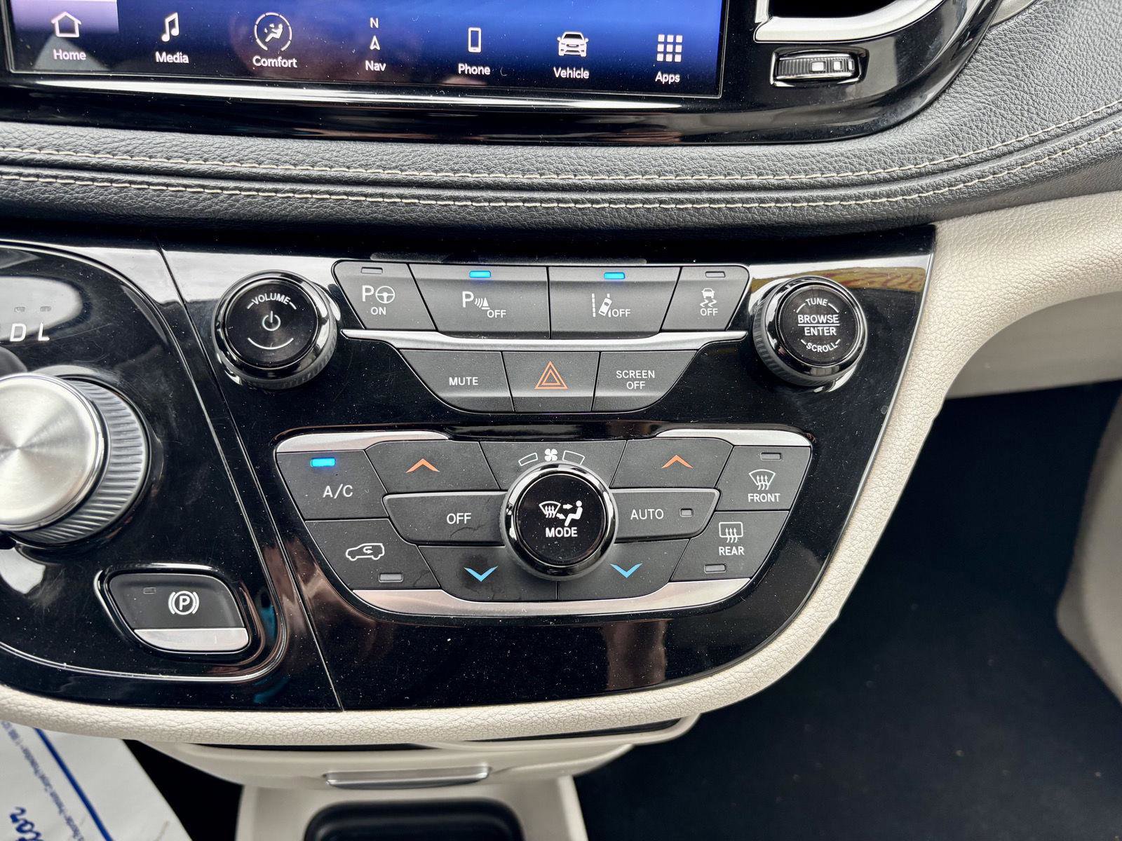 Used 2021 Chrysler Pacifica Touring-L image 33