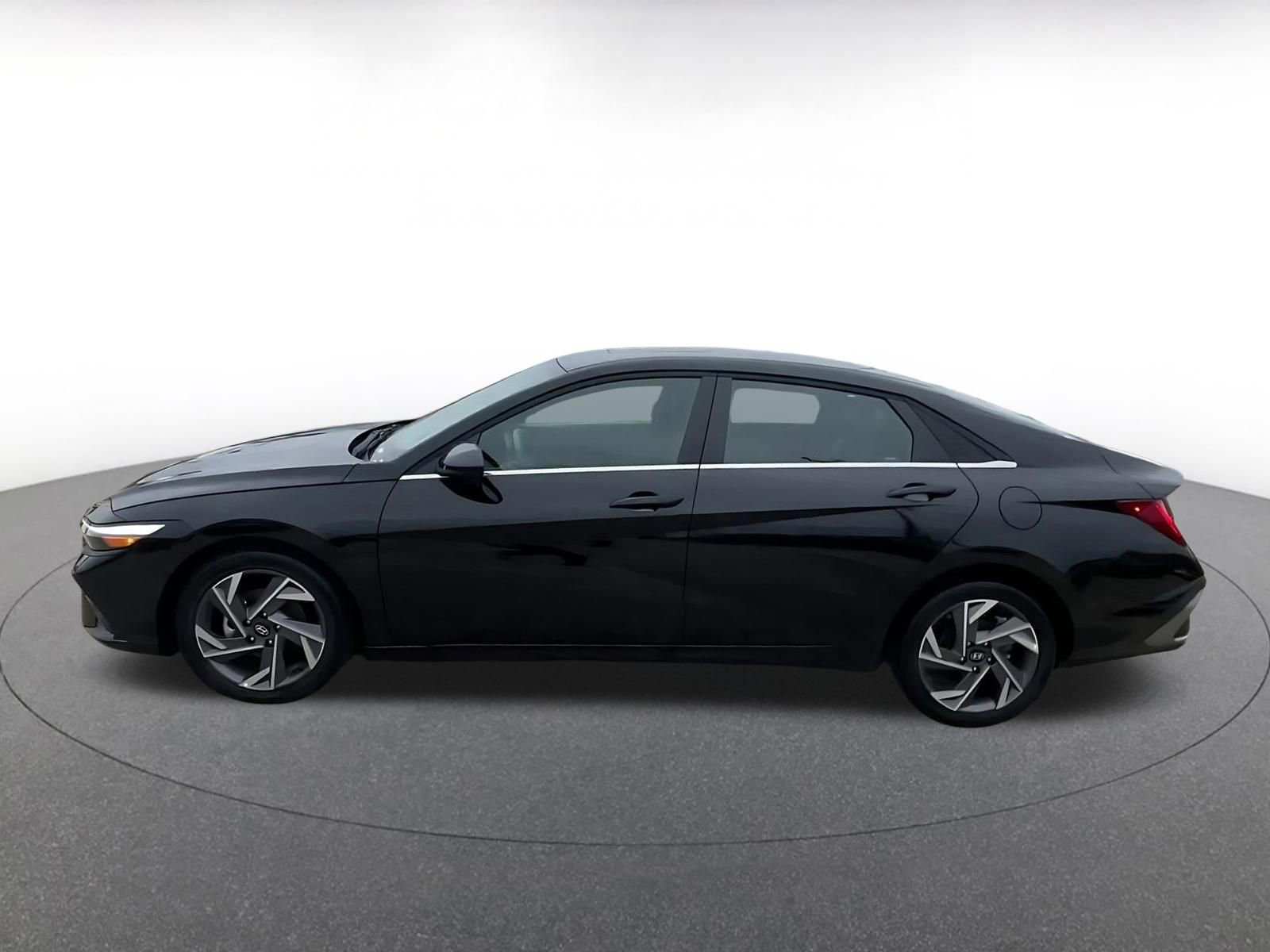 Used 2025 Hyundai Elantra SEL image 9