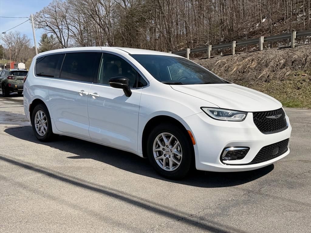 Used 2025 Chrysler Pacifica Select image 17